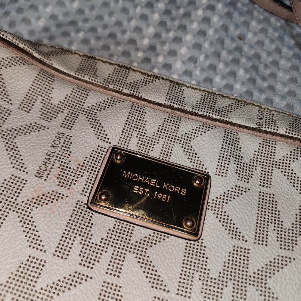 MICHAEL KORS GUC LORA CROSSBODY BAG WITH TASSEL - Picture 2 of 8